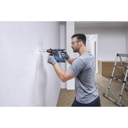 Bosch Akku-Bohrhammer mit SDS plus GBH 18V-18, mit 2 x Akku GBA 18V 2.0Ah + Ladegerät GAL 18V-20 Professional, in L-BOXX Nr. 0611927001