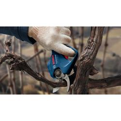 Bosch Akku-Gartenschere GGP 12V-25, mit 2 x Akku GBA 12V 3.0Ah + Ladegerät GAL 12V-20 Professional, im Karton Nr. 06008D8100