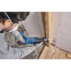 Bosch GSA 18V-28 Säbelsäge mit Sägeblatt Nr. 06016D1000